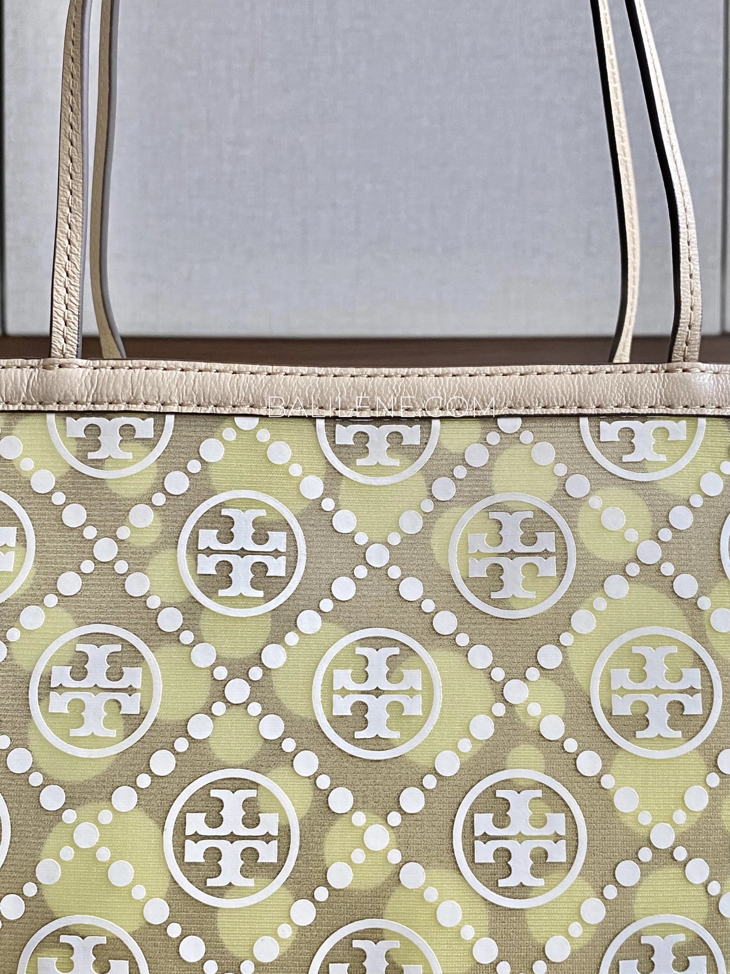 detail-depan-Tory-Burch-T-Monogram-Mesh-Dot-Tote-Bag-Neutral-Honeydew-balilene