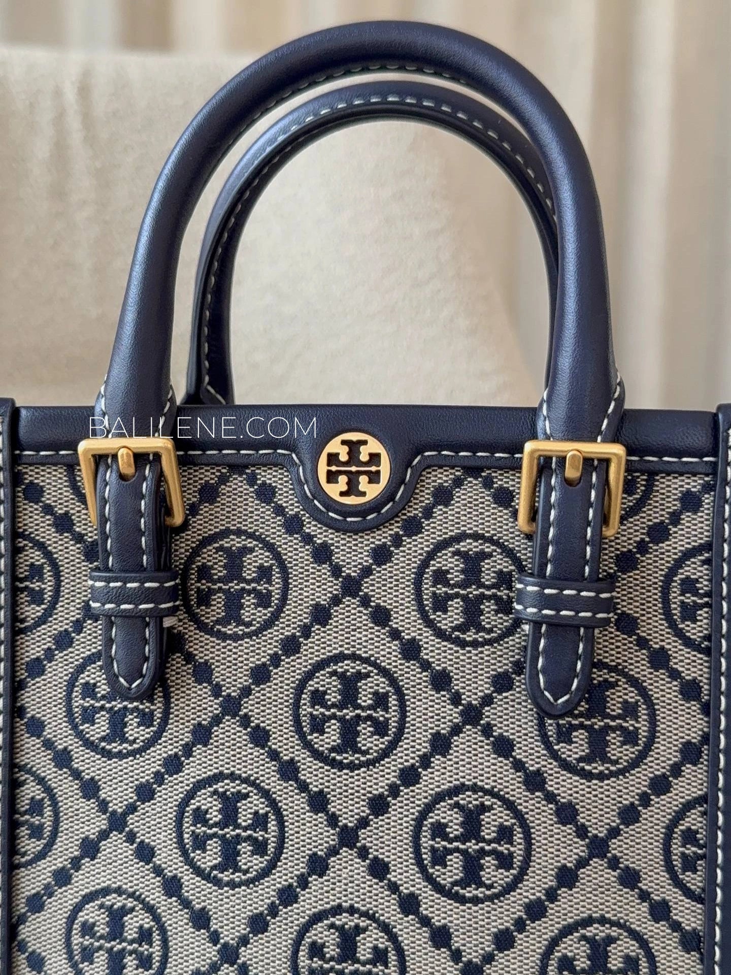 detail-depan-Tory-Burch-T-Monogram-Mini-NS-Tote-Bag-Tory-Navy-balilene
