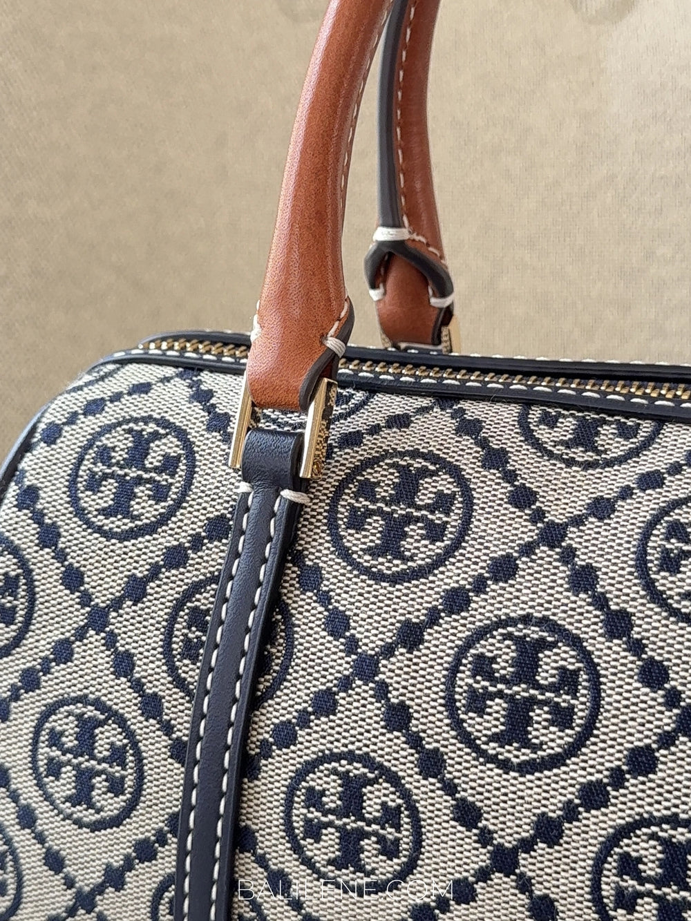 detail-depan-Tory-Burch-T-Monogram-Mini-Petite-Barrel-Bag-Tory-Navy-balilene