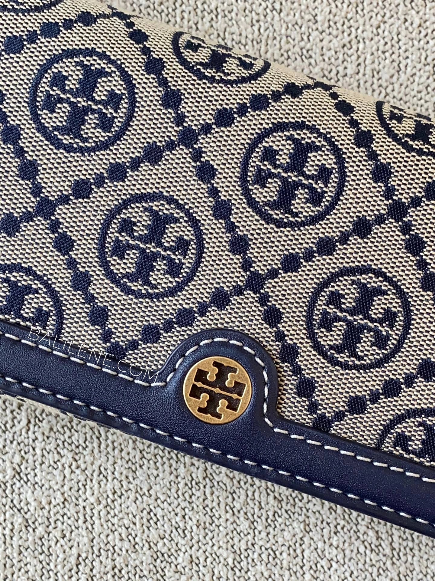detail-depan-Tory-Burch-T-Monogram-Wallet-Crossbody-Tory-Navy-balilene