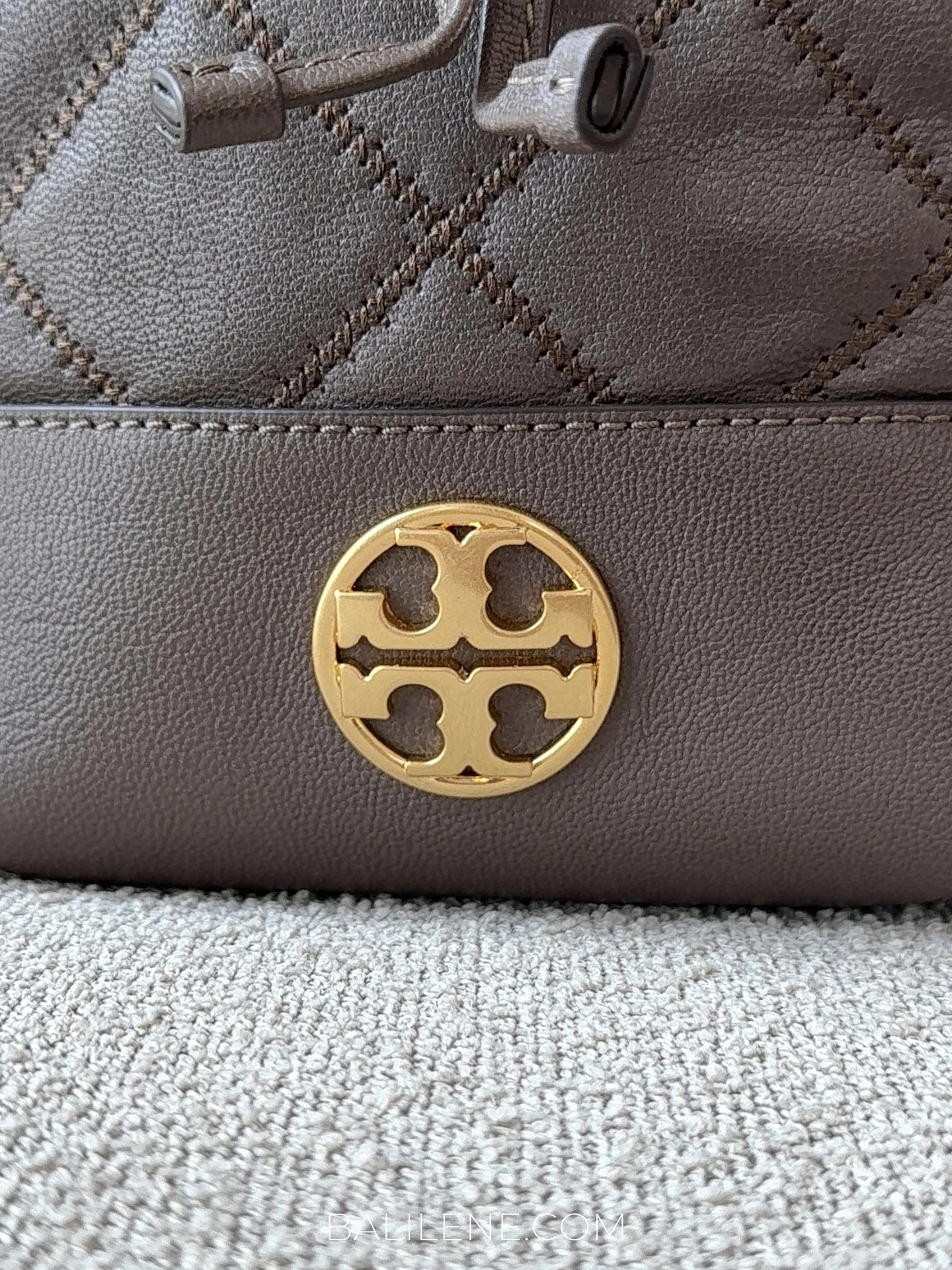 detail-depan-Tory-Burch-Willa-Mini-Bucket-Bag-Volcanic-Stone-balilene