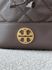 detail-depan-Tory-Burch-Willa-Mini-Bucket-Bag-Volcanic-Stone-balilene