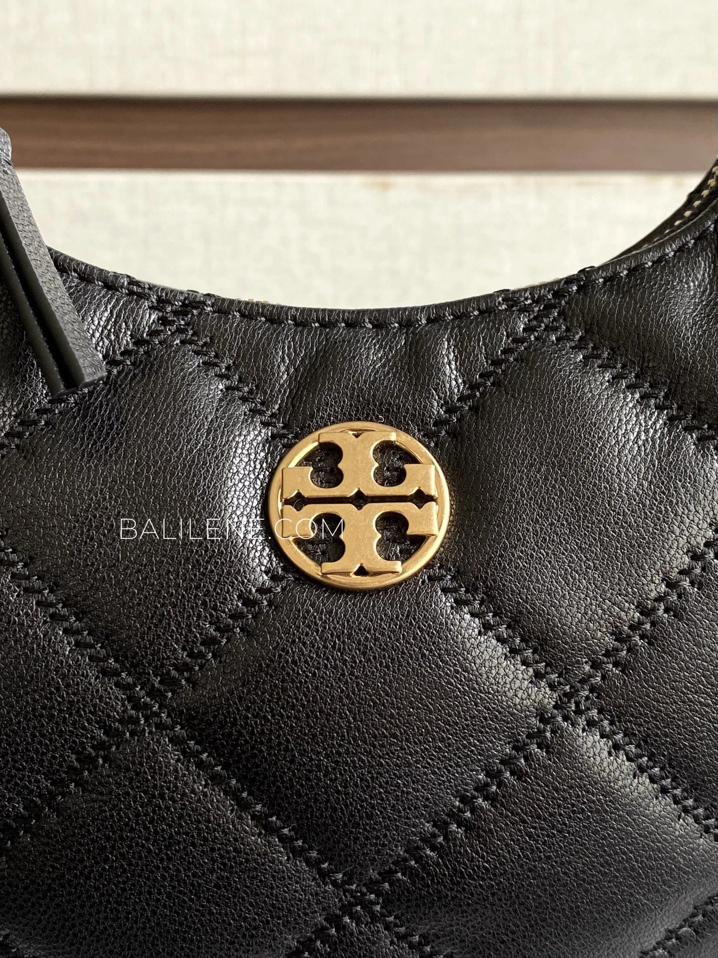 detail-depan-Tory-Burch-Willa-Mini-Crescent-Bag-Black-balilene