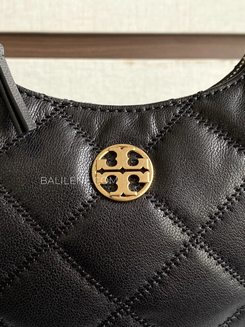 detail-depan-Tory-Burch-Willa-Mini-Crescent-Bag-Black-balilene