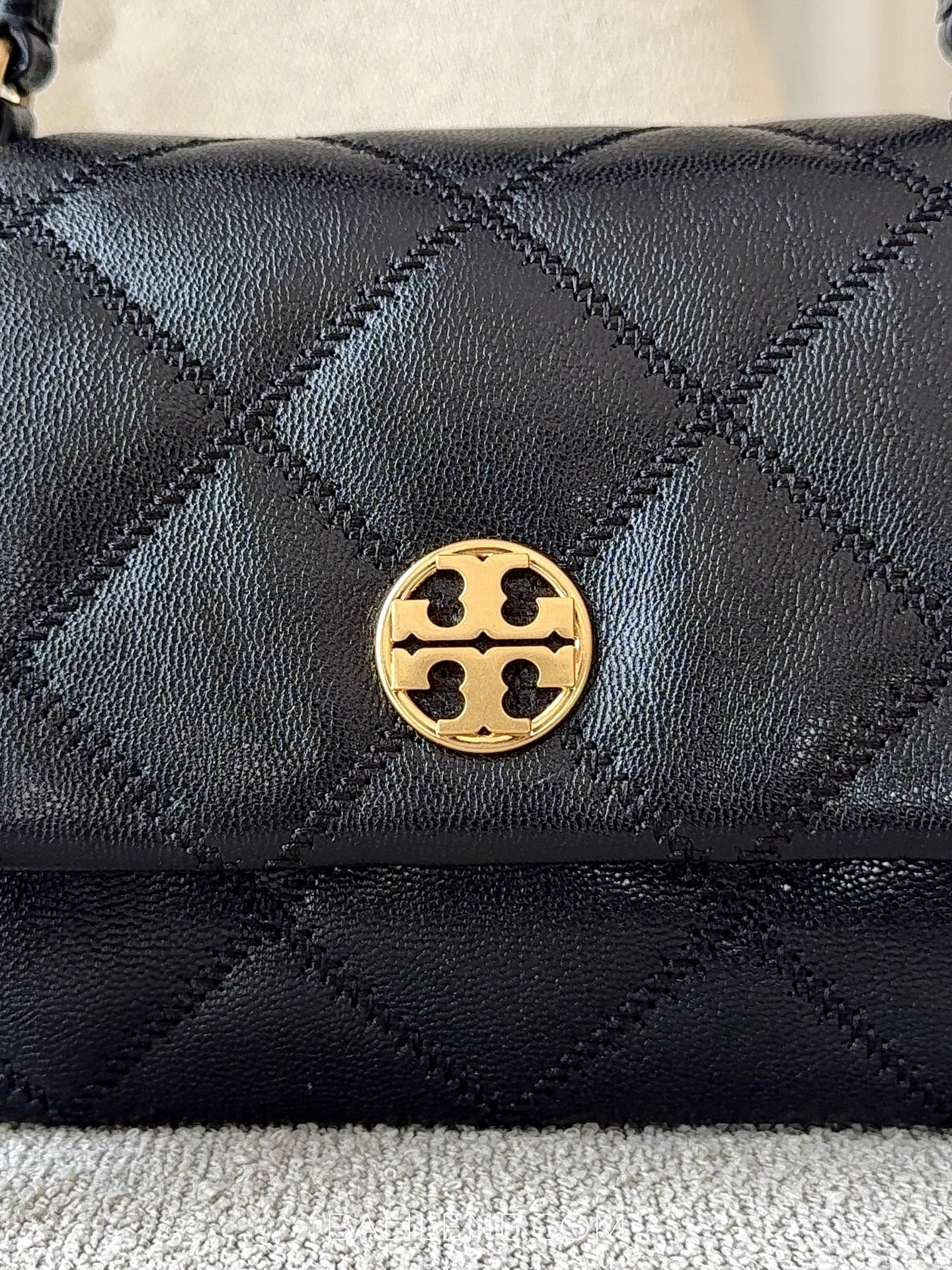 detail-depan-Tory-Burch-Willa-Mini-Top-Handle-Bag-Black-balilene