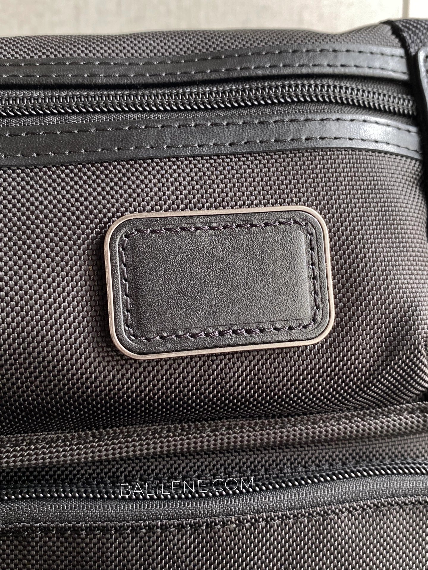 detail-depan-Tumi-Kerby-Crossbody-Bag-Black-balilene