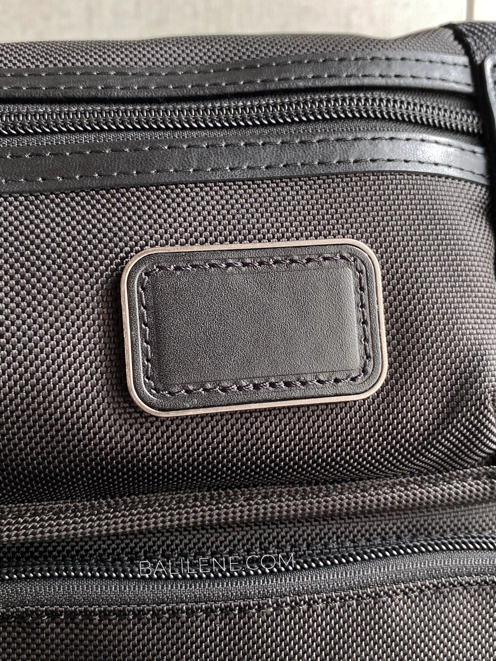 detail-depan-Tumi-Kerby-Crossbody-Bag-Black-balilene