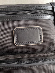 detail-depan-Tumi-Kerby-Crossbody-Bag-Black-balilene