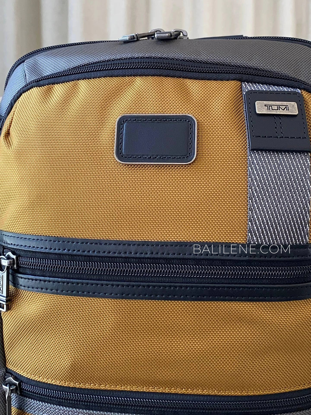 detail-depan-Tumi-Parrish-Backpack-Golden-Brown-and-Grey-balilene