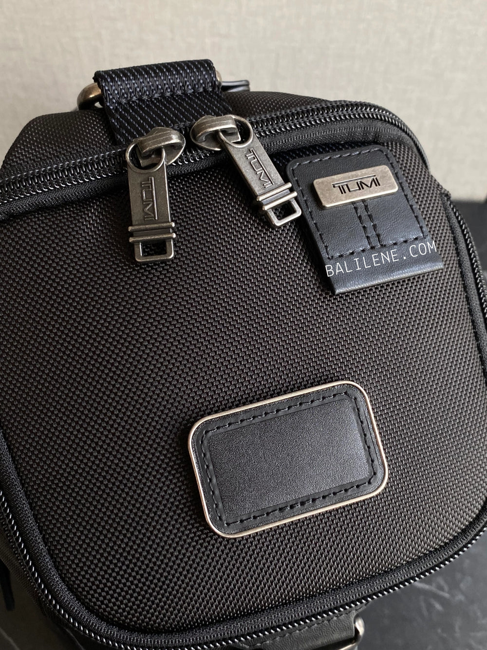 detail-depan-Tumi-Wooland-Sling-Black-balilene