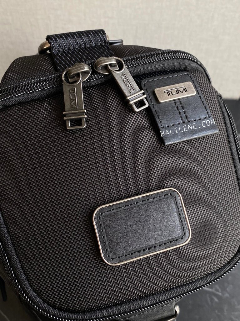 detail-depan-Tumi-Wooland-Sling-Black-balilene