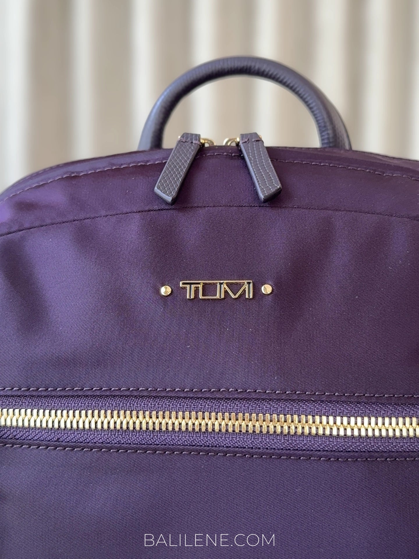 detail-depan-Voyageur-Caren-Backpack-Blackberry-Tumi-balilene