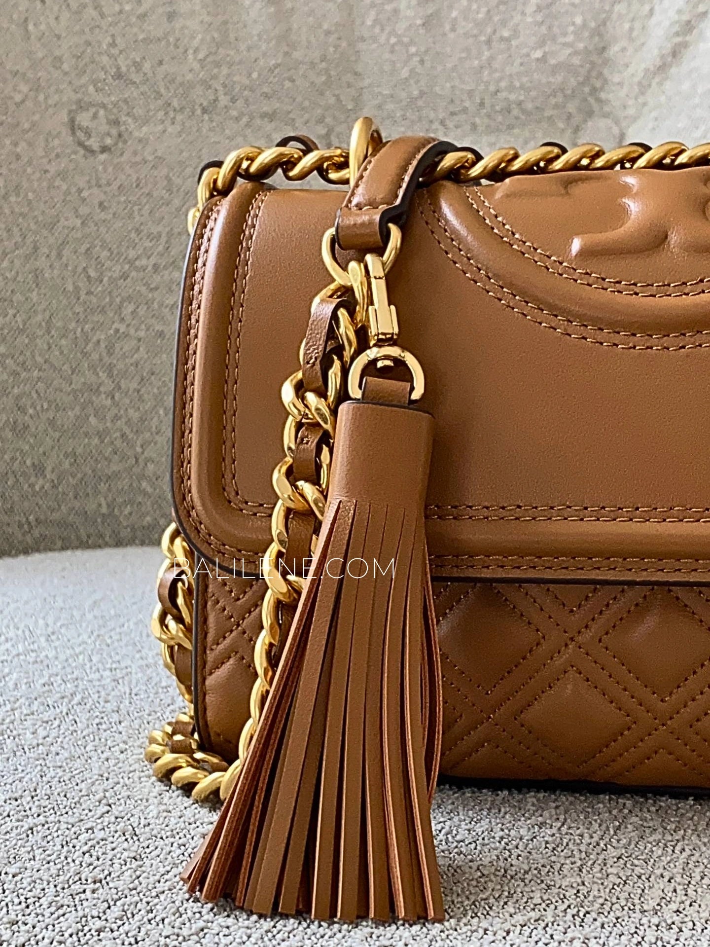 detail-depan-atas-Tory-Burch-Fleming-Small-Convertible-Shoulder-Bag-Kobicha-balilene