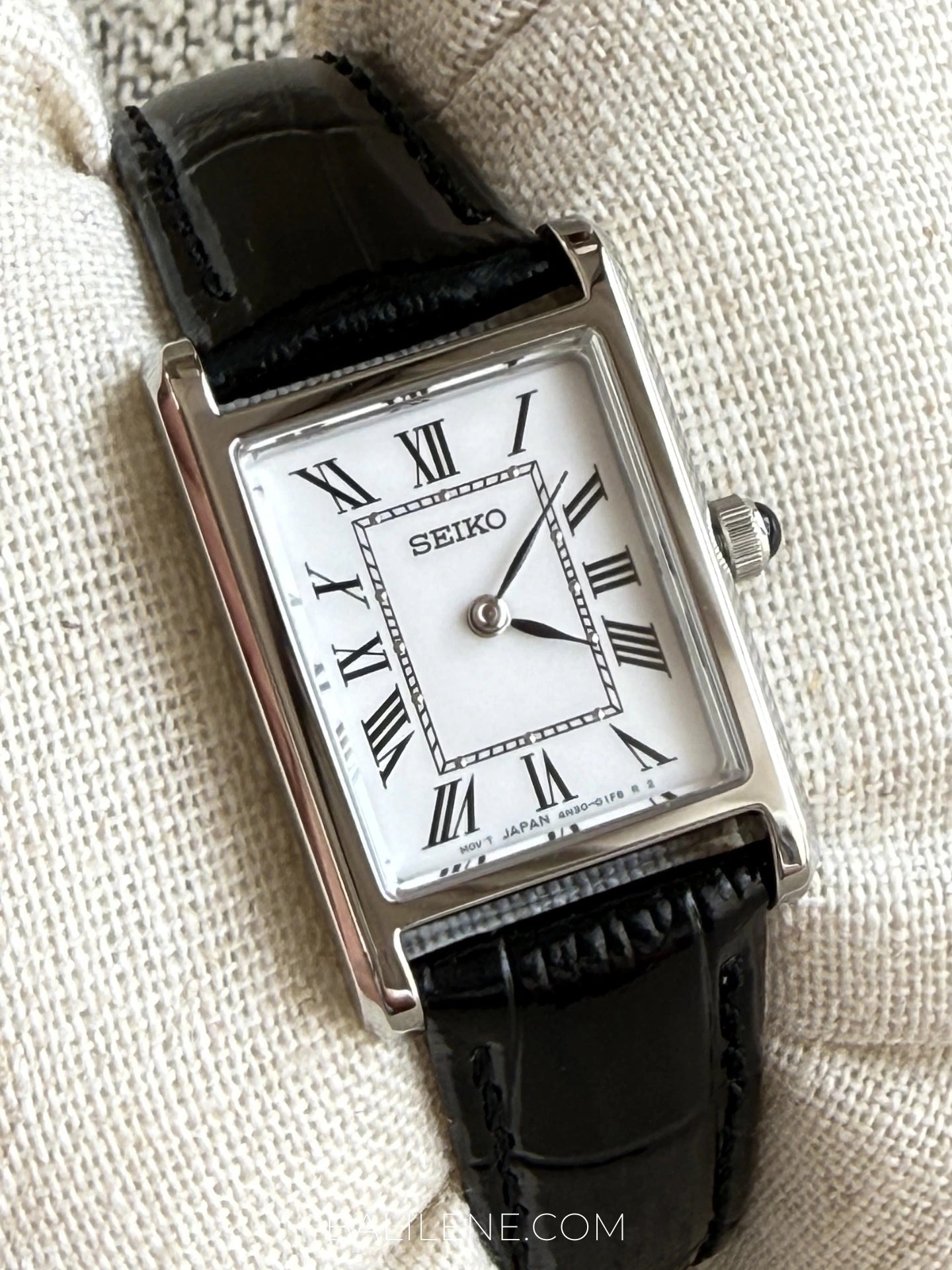 detail-dial-Seiko-SWR107P1-Classic-Women-Quartz-Leather-Strap-Watch-Silver-Black-balilene