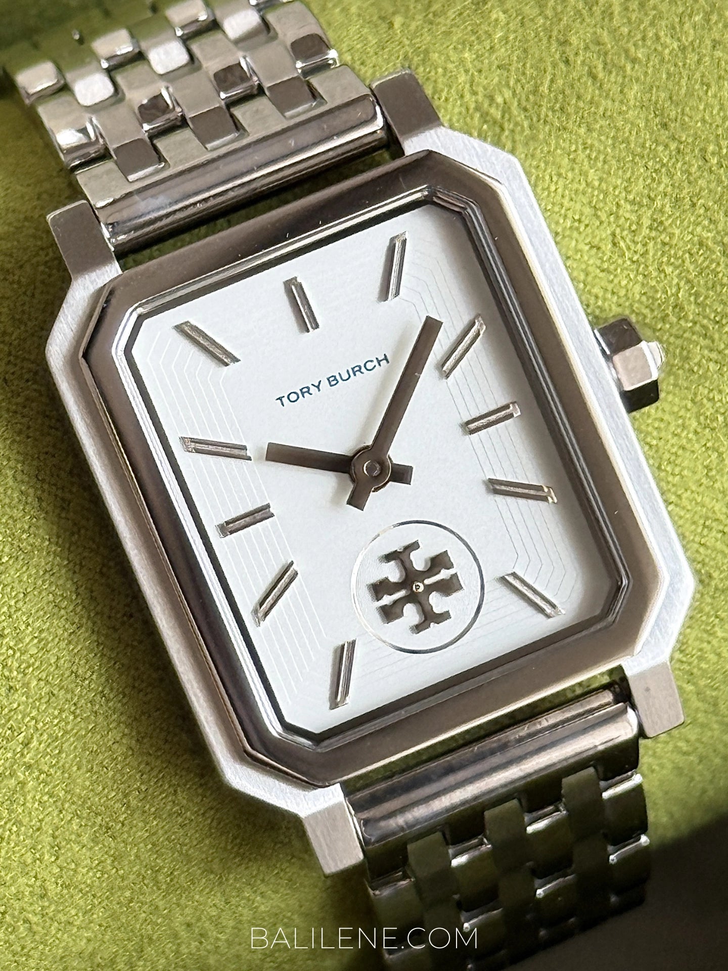 detail-dial-Tory-Burch-Robinson-Silver-Tone-White-Dial-Ladies-Watch-balilene