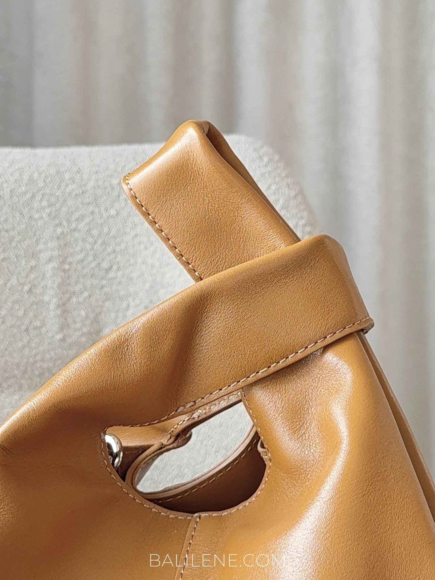 detail-handle-BYL-Medium-Toffee-Leather-Paper-Bag-261BBAJ2M-10603-balilene