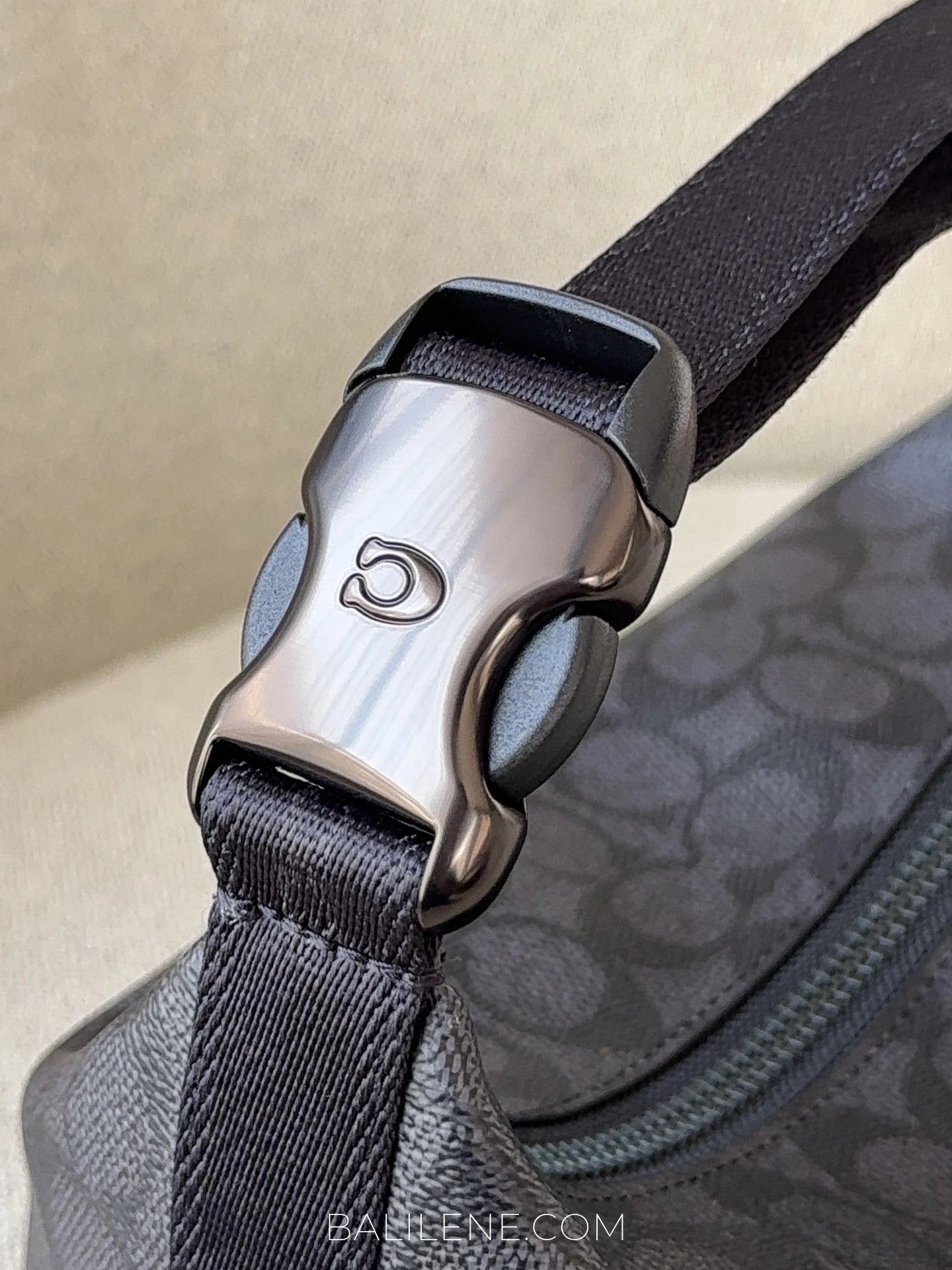 detail-handle-Coach-Travel-Kit-With-Speedclip-In-Signature-Canvas-Charcoal-balilene