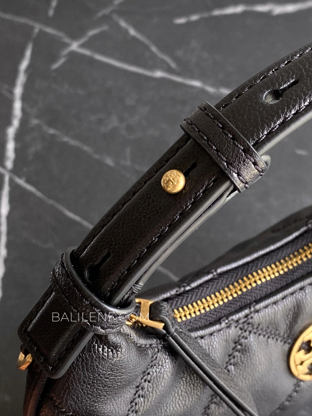 detail-handle-Tory-Burch-Willa-Mini-Crescent-Bag-Black-balilene