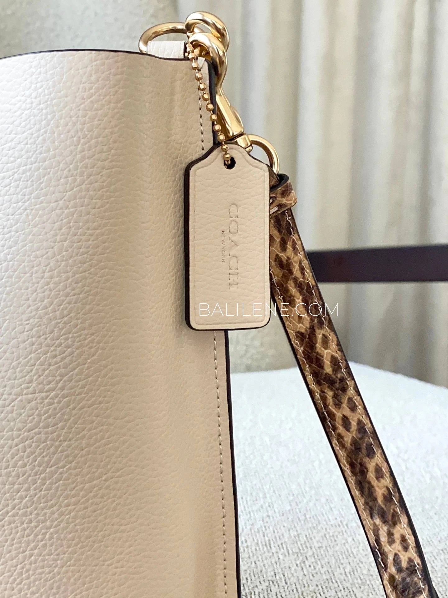 detail-hantag-Coach-Mollie-Bucket-Bag-22-Snake-Embossed-Leather-Ivory-Multi-balilene