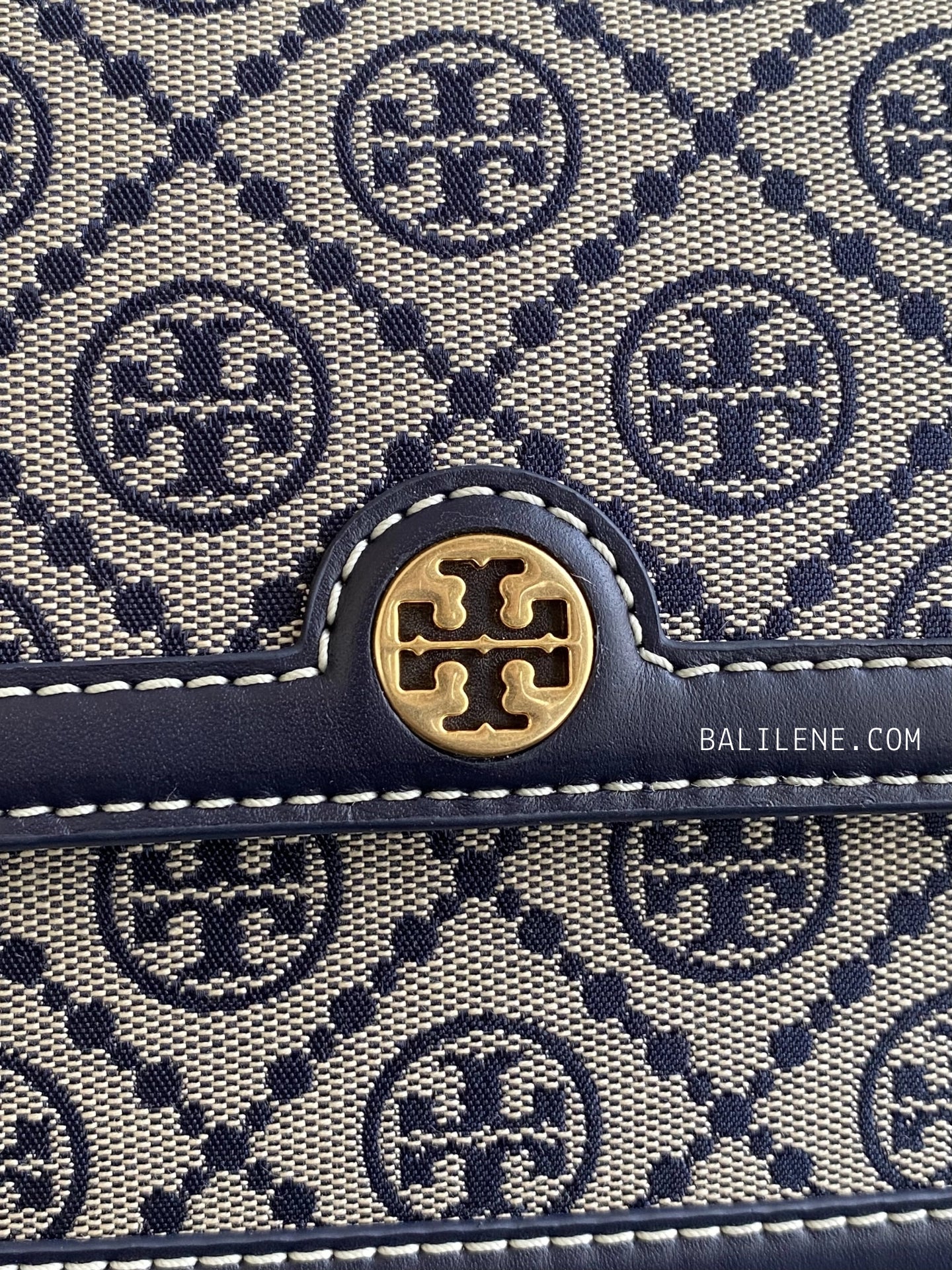 detail-logo-Burch-T-Monogram-Small-Jacquard-Shoulder-Bag-Tory-Navy-balilene