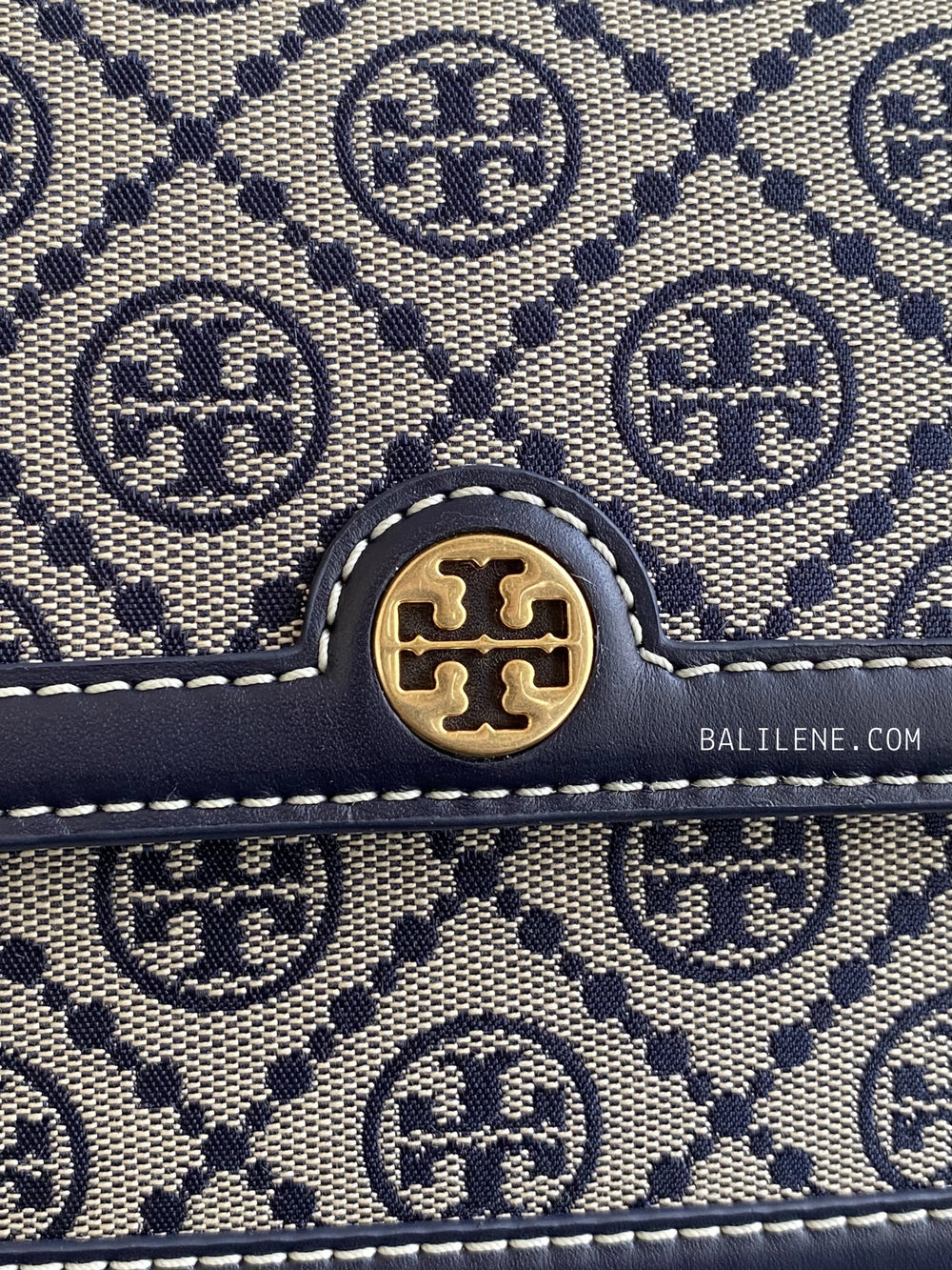 detail-logo-Burch-T-Monogram-Small-Jacquard-Shoulder-Bag-Tory-Navy-balilene