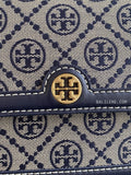 detail-logo-Burch-T-Monogram-Small-Jacquard-Shoulder-Bag-Tory-Navy-balilene