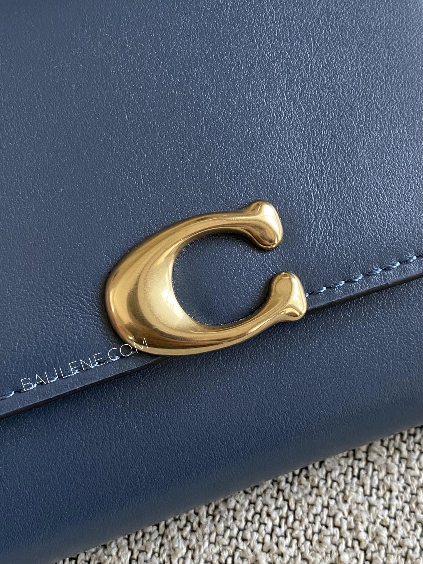 detail-logo-Coach-Bandit-Refined-Calf-Leather-Wallet-Navy-balilene