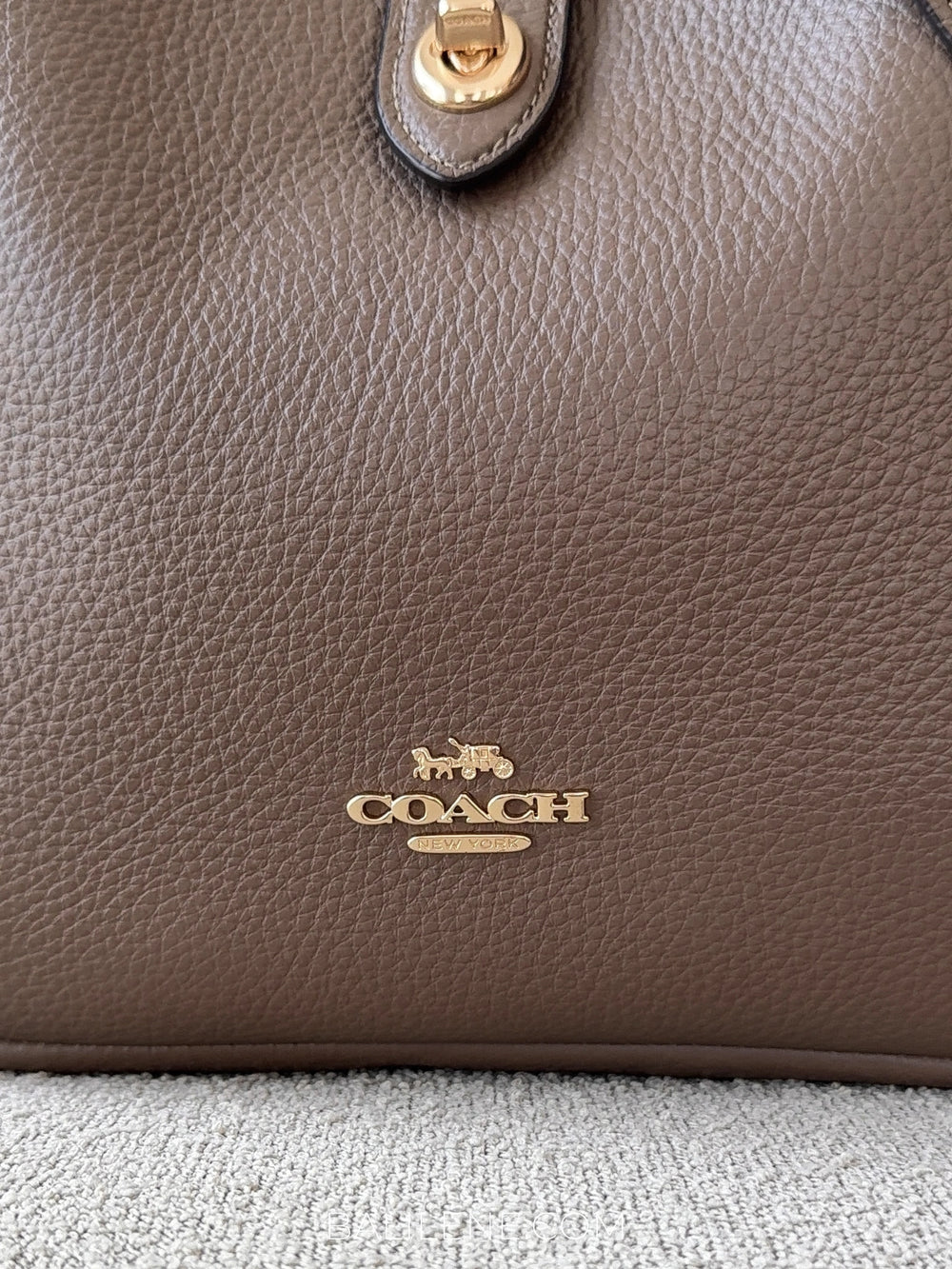 detail-logo-Coach-Hadley-Convertible-Crossbody-Bag-Dark-Stone-balilene