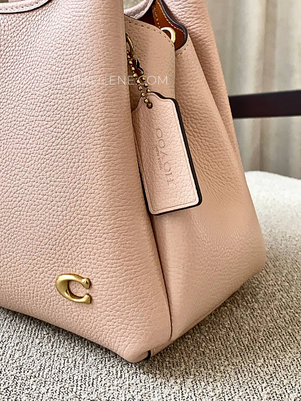 detail-logo-detail-depan-Coach-Lana-Shoulder-Bag-23-Cream