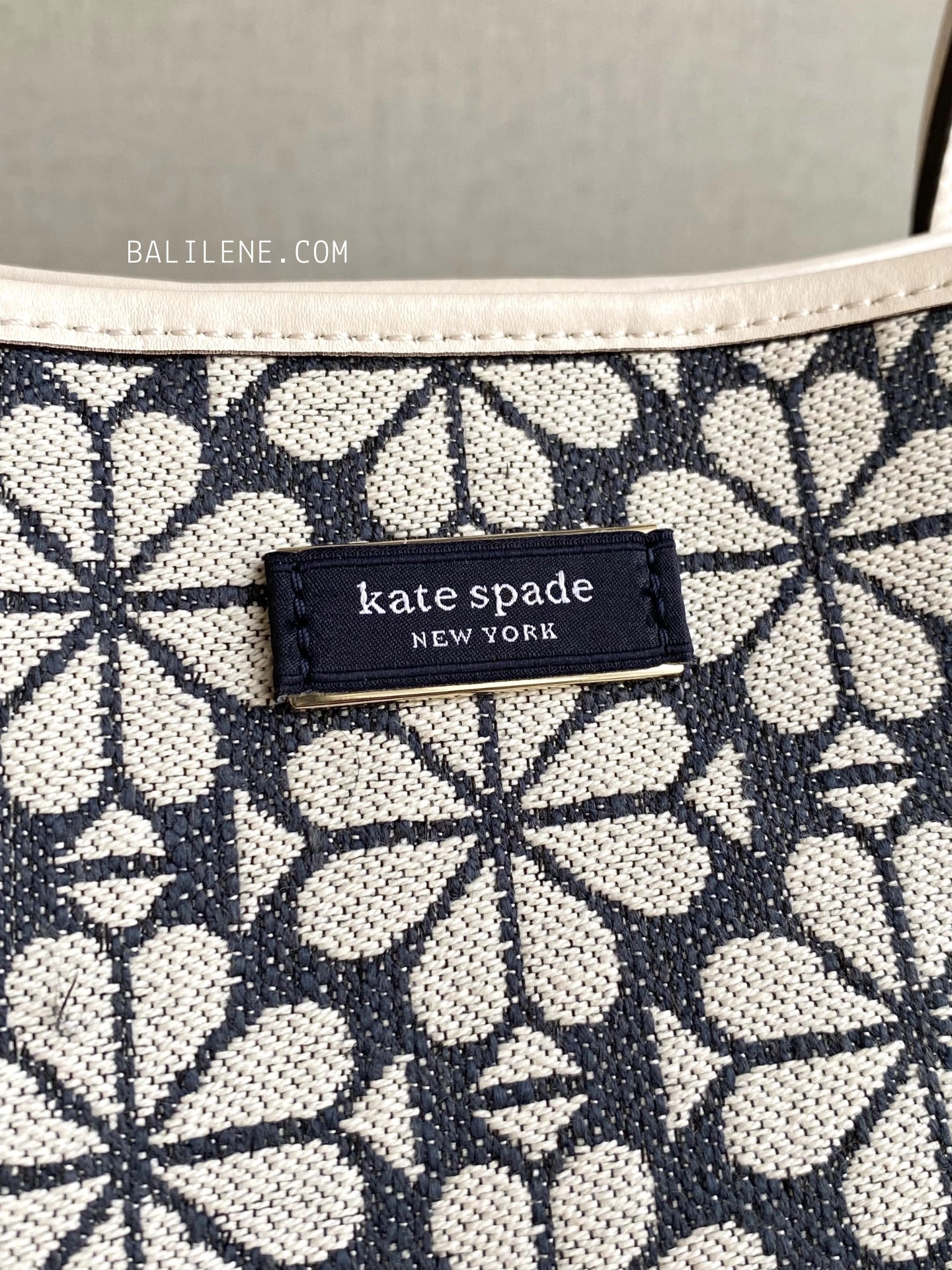 detail-logo-Kate-Spade-Flower-Jacquard-Bleecker-Large-Tote-Charcoal-Grey-Multi-balilene