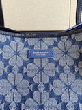 detail-logo-Kate-Spade-Flower-Jacquard-Denim-Bleecker-Large-Tote-Parisian-Navy-Multi-balilene