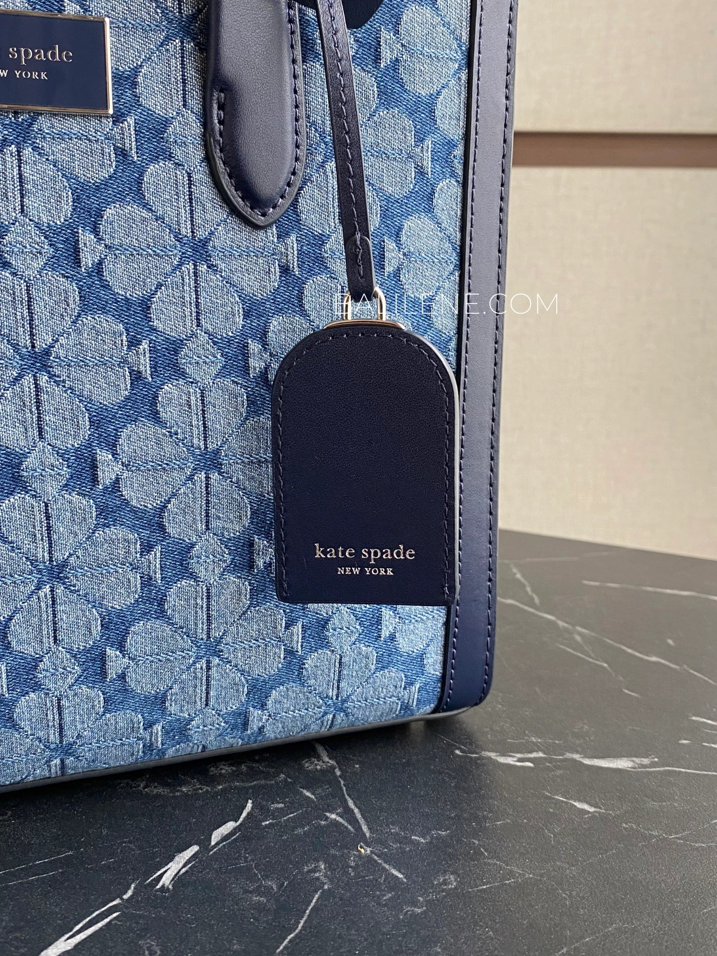 detail-logo-Kate-Spade-Flower-Jacquard-Denim-Manhattan-Small-Tote-Parisian-Navy-balilene