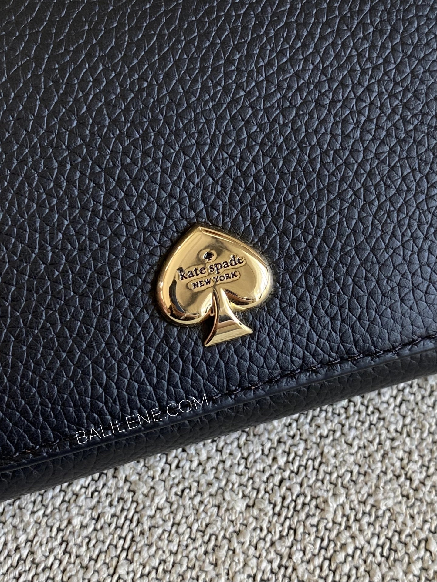 detail-logo-Kate-Spade-Kayla-Pebbled-Leather-Small-L-Zip-Wallet-Black-balilene