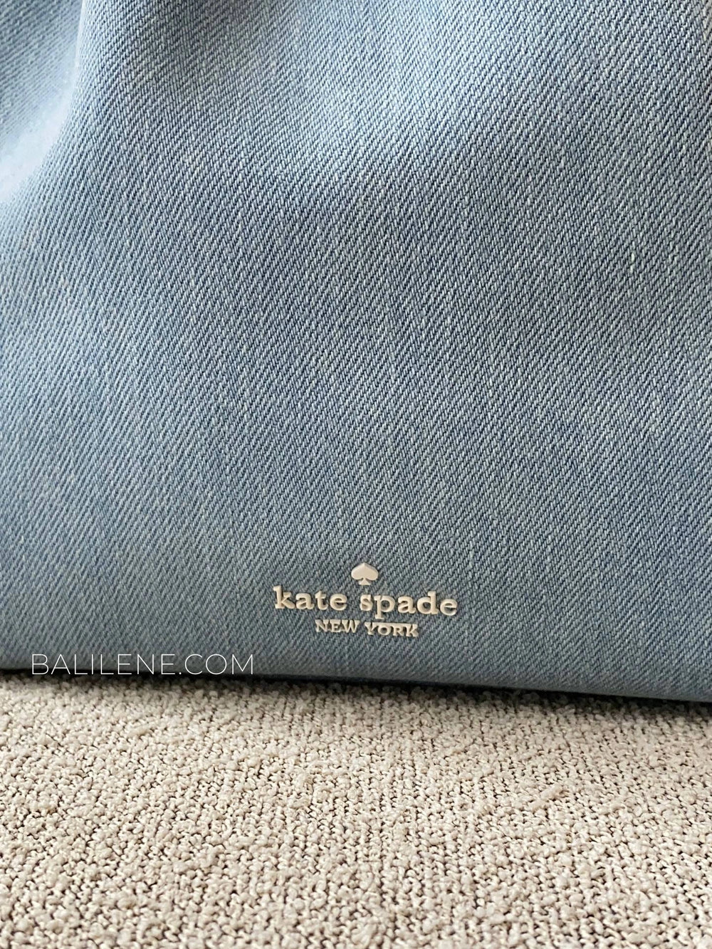 detail-logo-Kate-Spade-Kip-Denim-Bucket-Bag-Blue-Multi-balilene