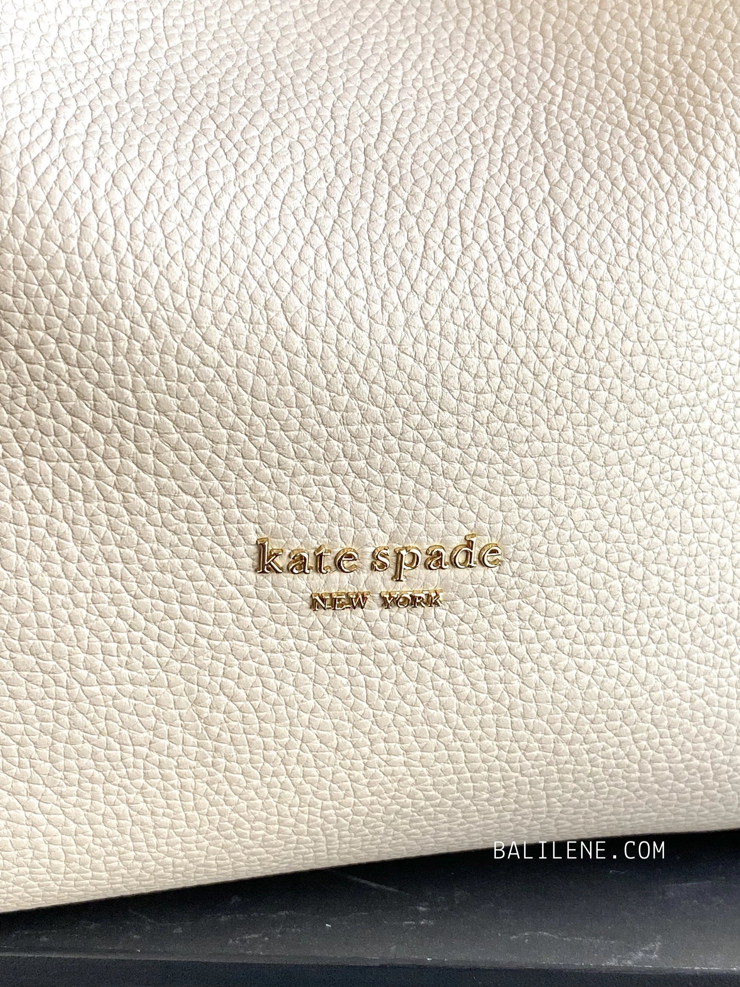 detail-logo-Kate-Spade-Knott-Medium-Crossbody-Tote-Bag-Milk-Glass-balilene