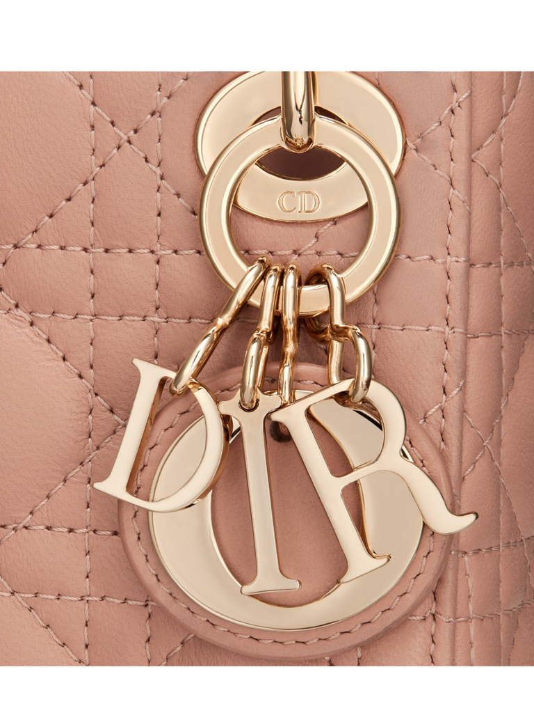 detail-logo-Lady -Dior- Micro -Bag- Cannage -Lambskin- Rose- Des -Vents