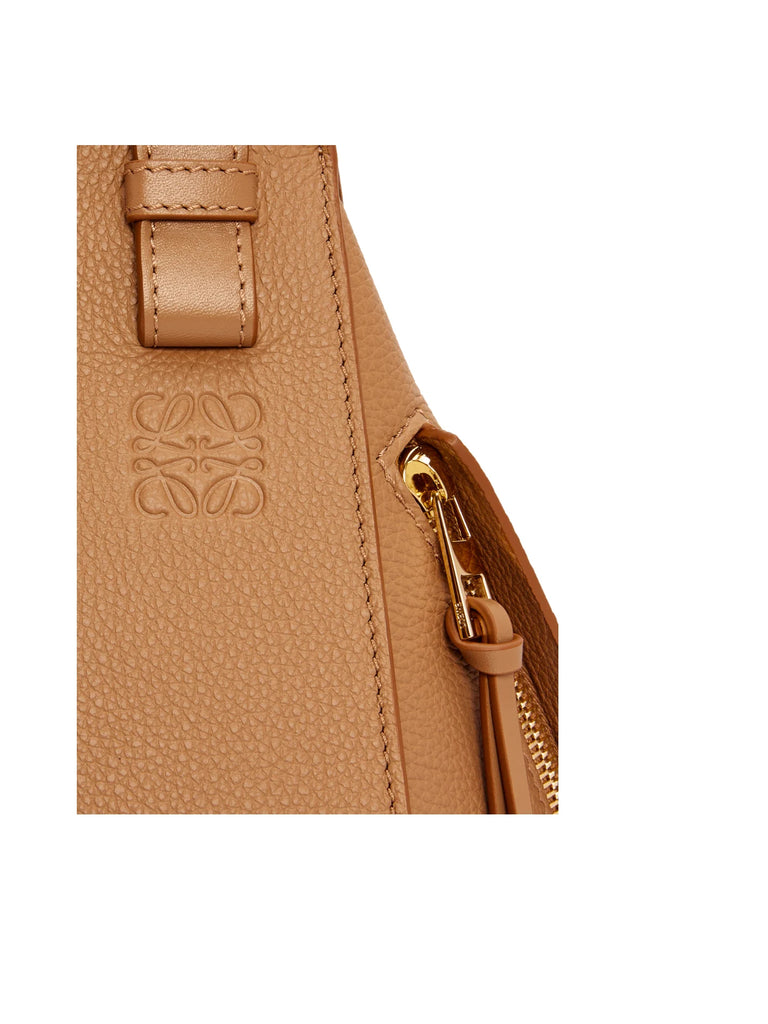 detail-logo-Loewe-Hammock-Compact-leather-tote-bag-ToffeeWEBP