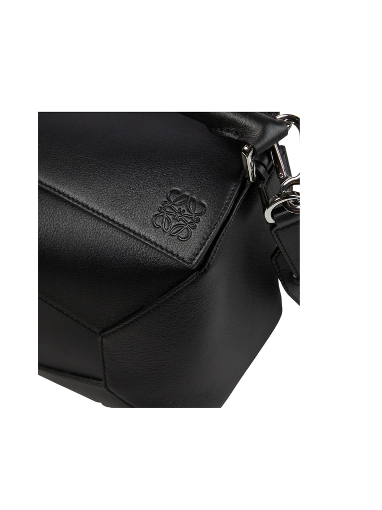 detail-logo-Loewe-Puzzle-Edge-Medium-leather-shoulder-bag-blackWEBP