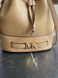 detail-logo-Michael-Kors-Reed-Medium-Belted-Messenger-Leather-Bag-Camel-balilene