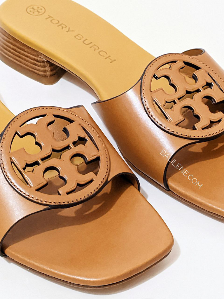 detail-logo-Tory-Burch-Bombe-Miller-Slide-Calf-Leather-Caramel-Corn-Hornet