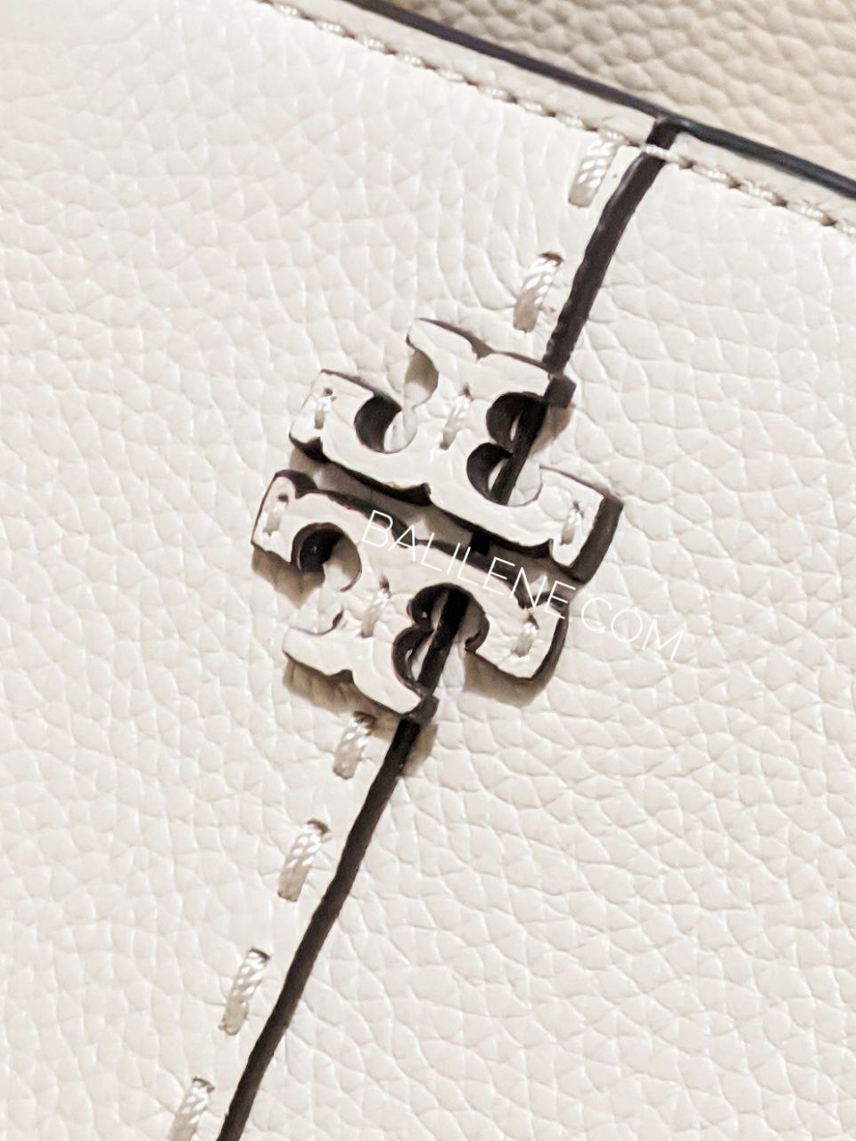 detail-logo-Tory-Burch-McGraw-Carryall-Brie