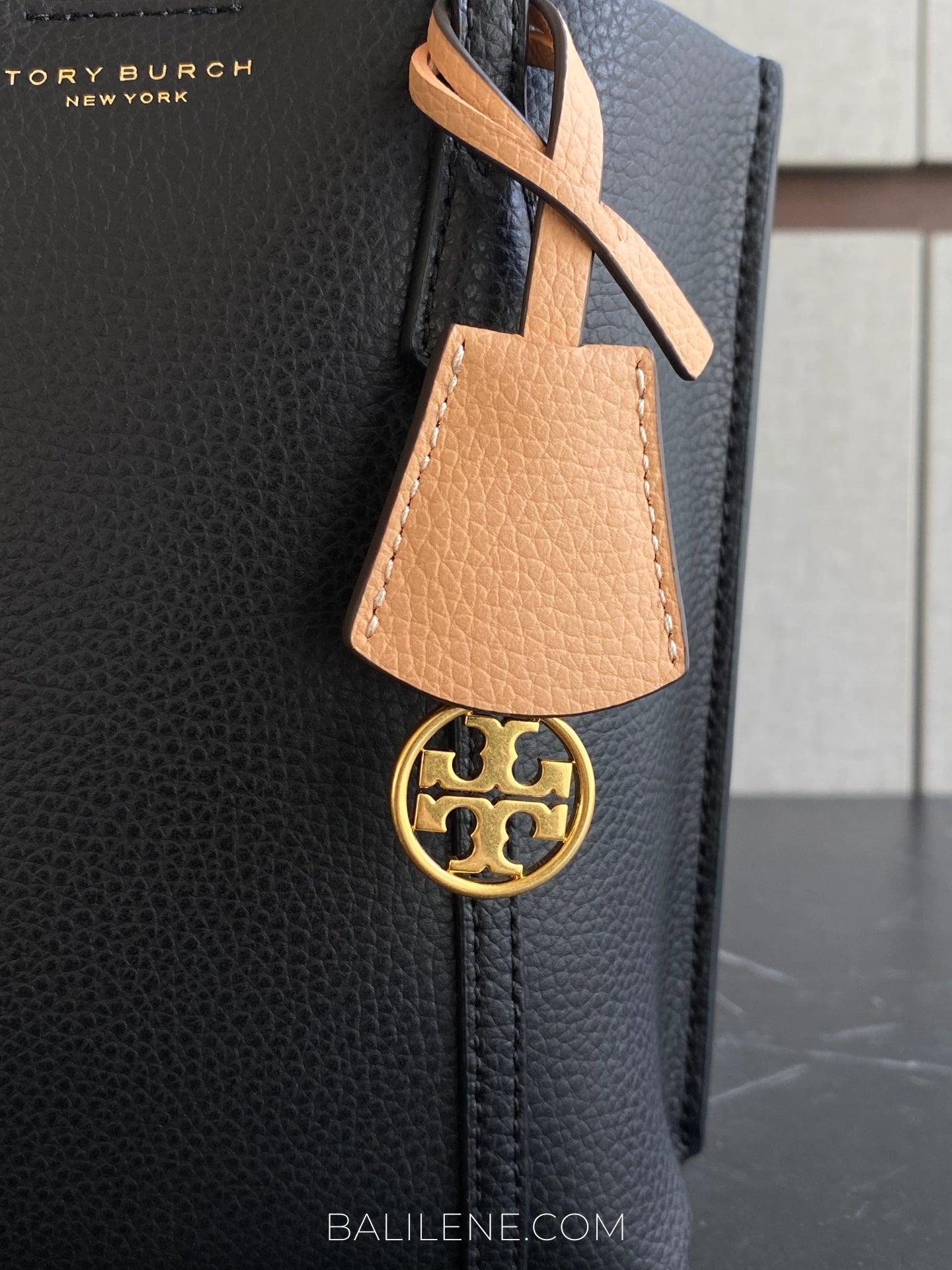 detail-logo-Tory-Burch-Perry-Mini-NS-Tote-Black-balilene