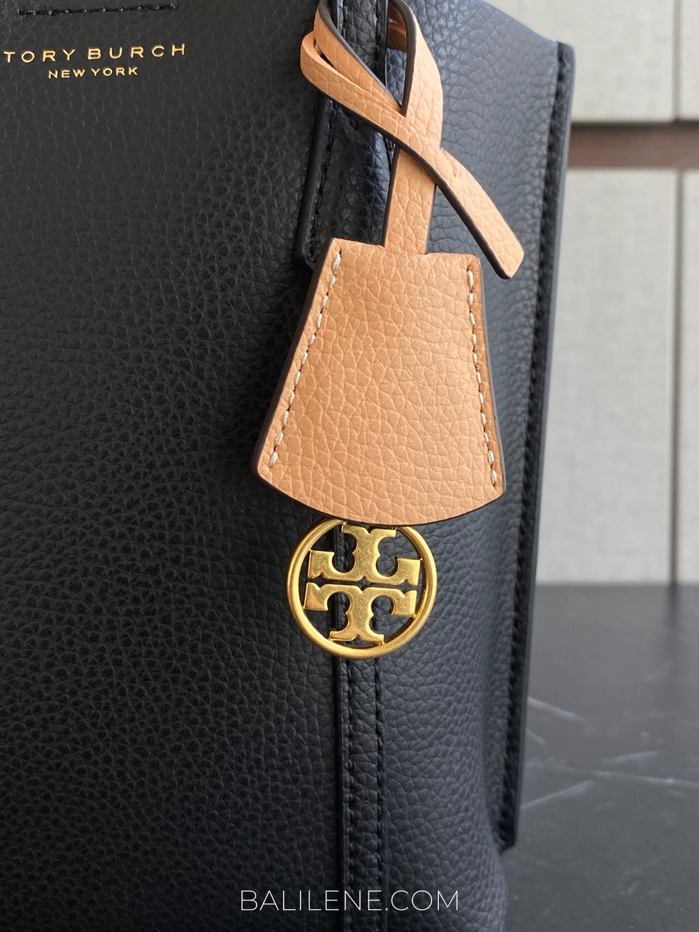detail-logo-Tory-Burch-Perry-Mini-NS-Tote-Black-balilene