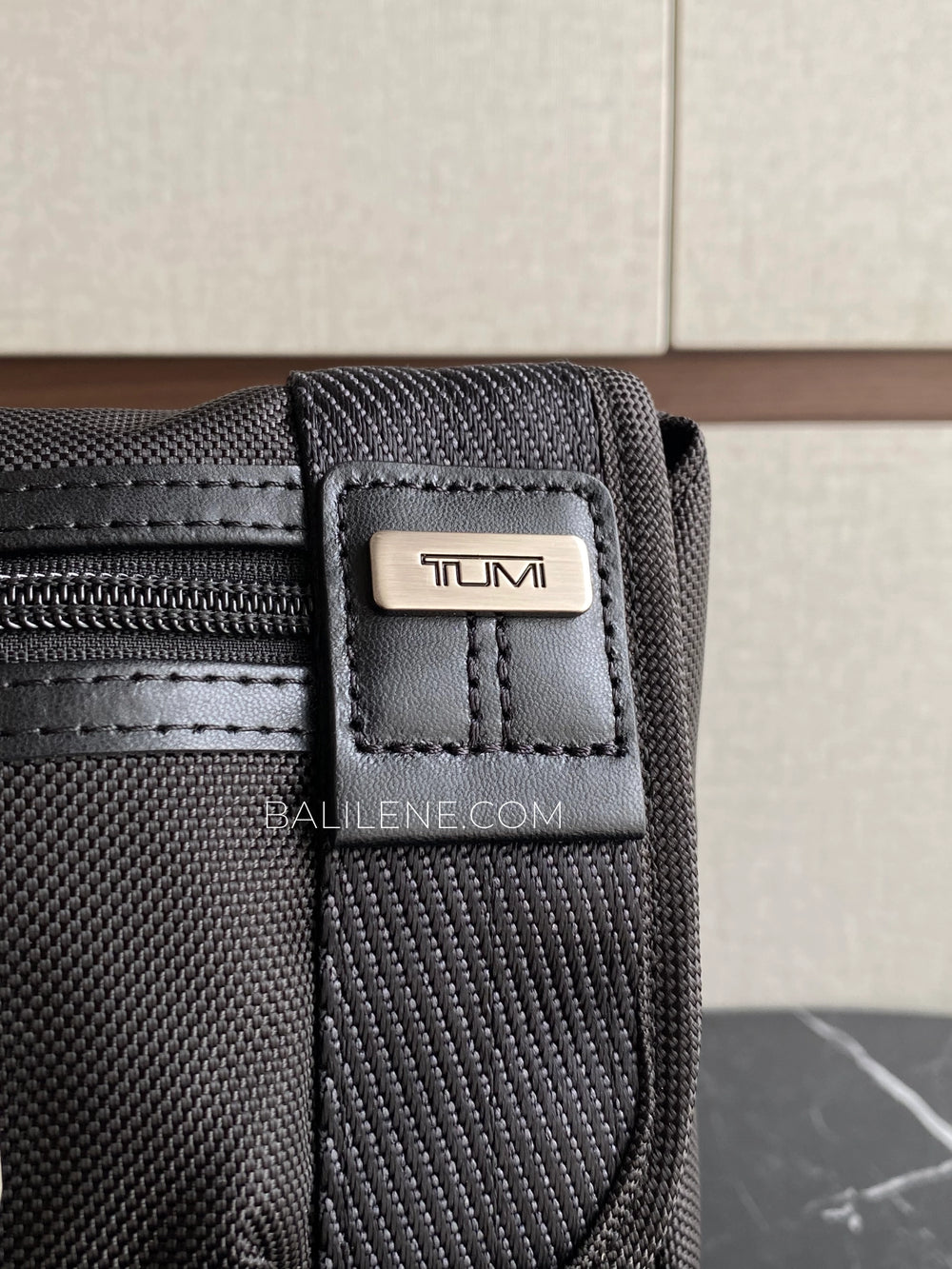 detail-logo-Tumi-Kerby-Crossbody-Bag-Black-balilene