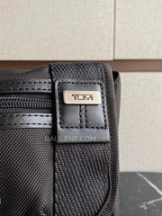 detail-logo-Tumi-Kerby-Crossbody-Bag-Black-balilene
