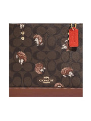 detail-logo-depan-Coach-Dempsey-Tote-22-In-Signature-Canvas-With-Hedgehog-Print-Brown-Black-MultiWEBP