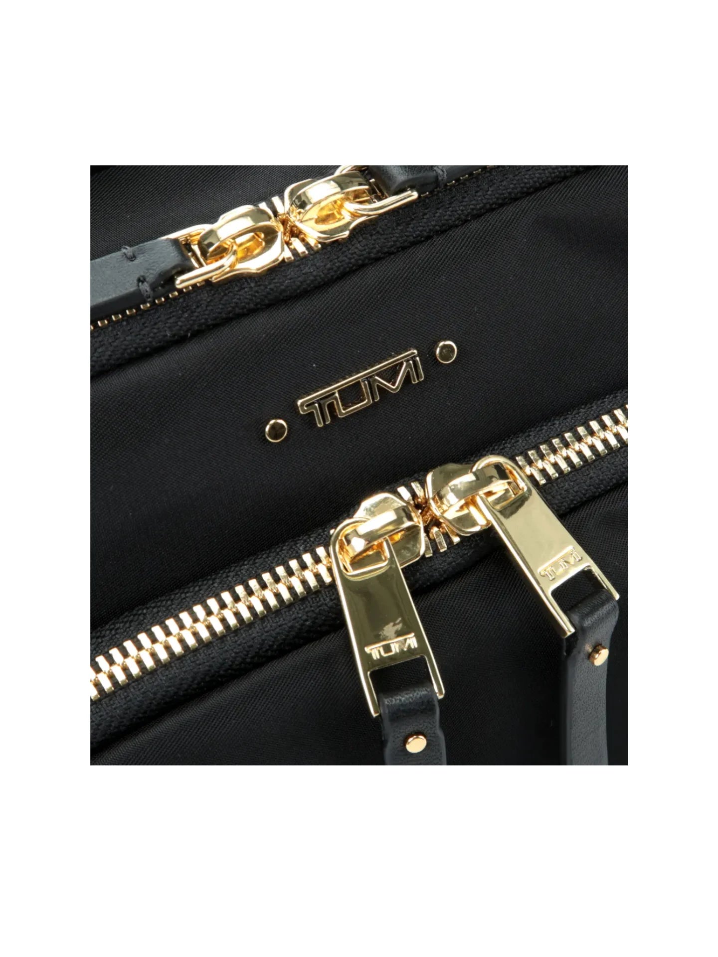 detail-logo-depan-Tumi-Voyageur-Troy-Tamy-Crossbody-Bag-BlackWEBP