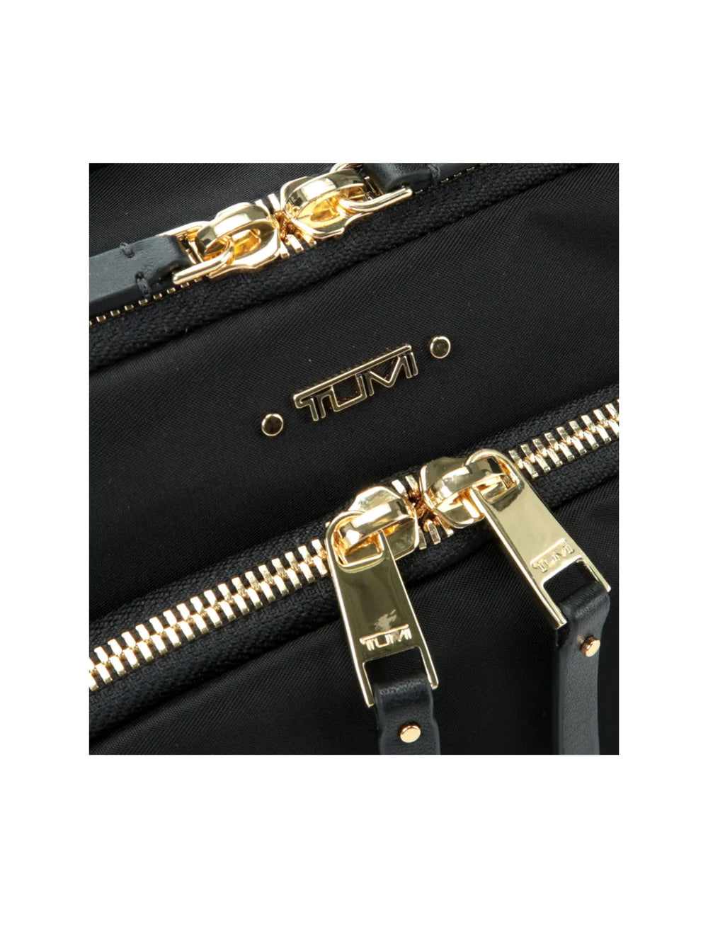 detail-logo-depan-Tumi-Voyageur-Troy-Tamy-Crossbody-Bag-BlackWEBP