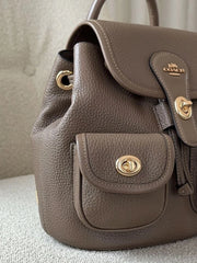 detail-pocket-Coach-Hadley-Backpack-Dark-Stone-balilene