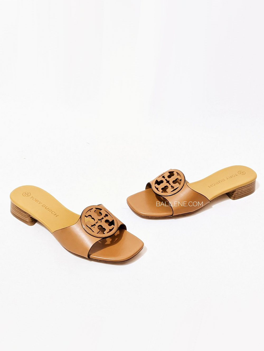 detail-produk-Tory-Burch-Bombe-Miller-Slide-Calf-Leather-Caramel-Corn-Hornet